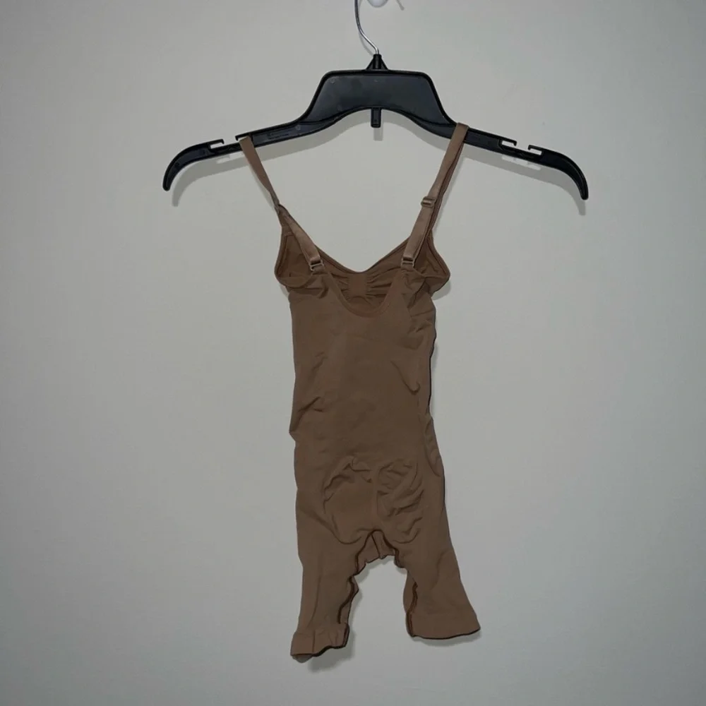 SKIMS SEAMLESS SCULPT MID THIGH BODYSUIT SIENNA NUDE XXS